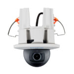 Kuppelförmige Überwachungskamera mit Aufhängevorrichtung in Weiß und Schwarz, montiert an einer Deckenhalterung.