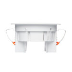 Einbauleuchte mit weißen Kunststoffteilen und Metallfedern an den Seiten.