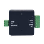 Schwarzes elektronisches Gerät mit grünen Steckverbindern an den Seiten, beschriftet mit „GND“, „I/O“, „TAMPER“, „+“, „-“, „REX“, „NO“, „COM“, „NC“.