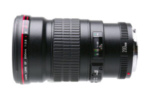 Kameraobjektiv Canon EF 200mm f/2.8L II mit schwarzem Gehäuse und rotem Ring.