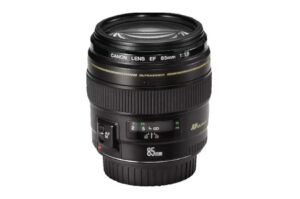 Ein schwarzes Canon EF 85mm 1:1.8 Kameraobjektiv mit Fokusringen und Schaltern.