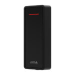 Ein schwarzes, rechteckiges Zugangskontrollgerät mit einem roten horizontalen Lichtstreifen und dem Logo der Firma Axis Communications.