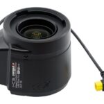 Ein schwarzes Computar-i-CS-Objektiv mit Kabelanschluss und gelbem Stecker.