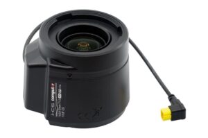 Ein schwarzes Computar-i-CS-Objektiv mit Kabelanschluss und gelbem Stecker.