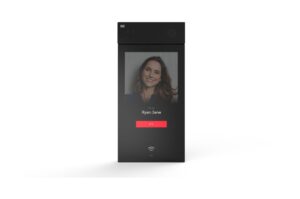 Ein schwarzes elektronisches Gerät mit einem Display, auf dem das Bild einer lächelnden Frau zu sehen ist. Darunter steht der Name "Ryan Jane" und ein roter Button.