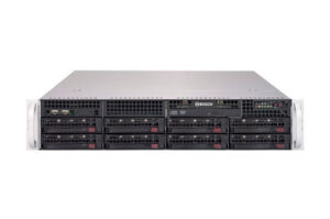 Ein Server-Rack mit mehreren Einschüben und dem Bosch-Logo.