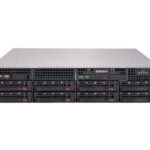 Ein Rack-Server mit mehreren Einschüben und Bosch-Logo auf der Vorderseite.