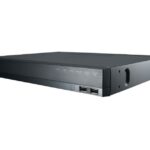 Ein schwarzer Wisenet-Server mit Anschlüssen und Kontrollleuchten auf der Vorderseite.