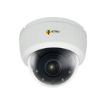 Eine weiße Dome-Überwachungskamera der Marke Eneo.