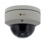 Eine Überwachungskamera von eneo in einer halbrunden Schutzkuppel.