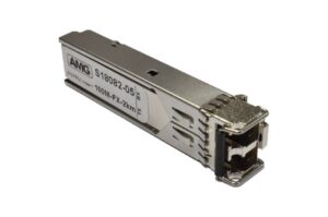 Ein SFP-Modul mit der Aufschrift "AMG S18082-05 100M-FX-2km".
