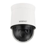 Überwachungskamera von Wisenet mit abgerundetem Design und transparentem Gehäuse.