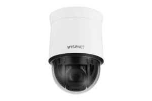 Überwachungskamera von Wisenet mit abgerundetem Design und transparentem Gehäuse.