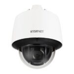 Eine weiße Überwachungskamera der Marke Wisenet mit einem transparenten Gehäuse für die Linse.