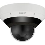 Eine Überwachungskamera der Marke Wisenet in einem weißen Gehäuse.