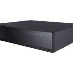 Ein schwarzer digitaler Videorekorder von Wisenet mit mehreren LED-Anzeigen und einem USB-Anschluss auf der Vorderseite.