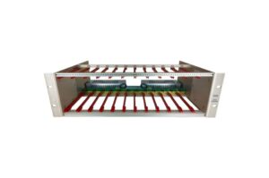 Ein offenes elektronisches Rack mit mehreren Anschlussleisten, geeignet zur Aufnahme von Steckmodulen.