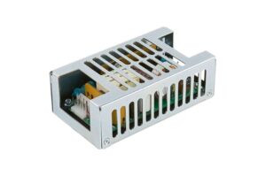 Metallisches Netzteilgehäuse mit Schlitzen, zeigt elektronische Komponenten im Inneren.