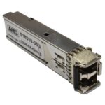 Ein SFP-Modul (small form-factor pluggable) mit metallischem Gehäuse und Anschlüssen, beschriftet mit "AVG S1805B-05", geeignet für 1000M-SX-500m Verbindungen.