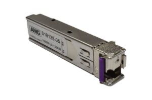 Ein SFP-Modul, Modell AMG S18125-05, silberfarben mit lila Element am Anschluss.