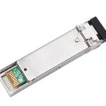 Ein SFP-Modul (Small Form-factor Pluggable), silberfarben, mit einem schwarzen Gehäuseende und goldenen Anschlüssen.