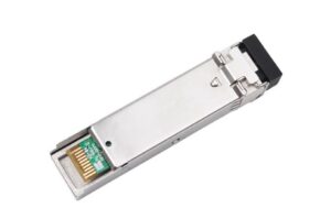 Ein SFP-Modul (Small Form-factor Pluggable), silberfarben, mit einem schwarzen Gehäuseende und goldenen Anschlüssen.