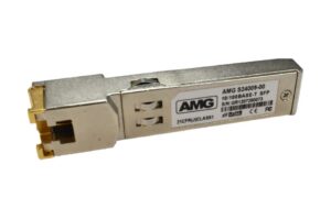 Ein SFP-Modul mit der Bezeichnung "AMG S24009-00", geeignet für 10/100BASE-T-Verbindungen, mit einem Metallgehäuse und einem Etikett mit technischen Daten.
