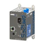 AMG2555-Netzteilgerät mit mehreren Anschlüssen und blauer Beschriftung, montiert in einem Metallgehäuse.