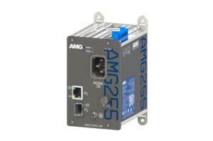 AMG2555-Netzteilgerät mit mehreren Anschlüssen und blauer Beschriftung, montiert in einem Metallgehäuse.