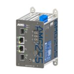 Ein rechteckiges elektrisches Gerät mit dem Aufdruck "AMG2555", mehreren Ethernet-Ports und Anschlüssen, sowie einem blauen Terminalblock und einem Sicherungsschalter.