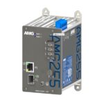 Das Bild zeigt ein graues elektronisches Gerät mit blauen Akzenten, Beschriftungen und mehreren Anschlüssen, einschließlich eines Ethernet-Ports und Sicherungsschalter. Es hat die Aufschrift "AMG255" und das AMG-Logo.
