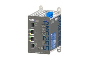 Ein industrielles Netzwerkgerät von AMG mit mehreren Ethernet-Anschlüssen, einer Sicherung und Stromanschlüssen, montiert in einem Metallgehäuse.