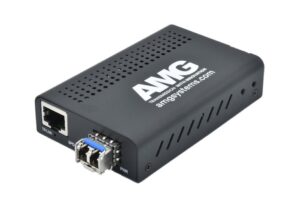 Netzwerk-Adapter von AMG mit Ethernet- und SFP-Anschlüssen auf schwarzem Gehäuse.