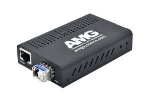 Ein schwarzer Medienkonverter mit der Aufschrift "AMG systems.com" und Anschlüssen für TP/Link und PWR.