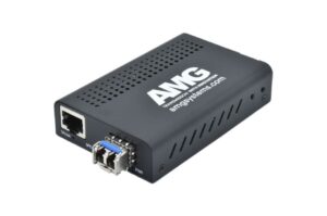 Ein schwarzer Media-Konverter mit der Aufschrift "AMG" und der Webseite "amgsystems.com", ausgestattet mit einem Ethernet-Port und einem SFP-Slot.