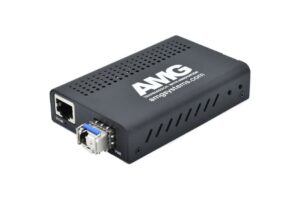 Ein schwarzer Netzwerk-Medienkonverter von AMG Systems mit Ethernet- und Glasfaseranschluss.