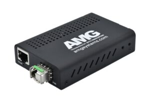 Ein schwarzer Medienkonverter von AMG mit Ethernet- und Glasfaseranschluss, seitlich perforiert zur Belüftung, mit aufgedrucktem Logo und Website.