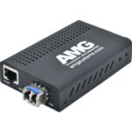 Ein schwarzer Netzwerk-Konverter von AMG Systems mit Ethernet- und Glasfaseranschluss.