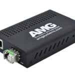 Ein schwarzer Netzwerk-Adapter von AMG Systems mit einem Ethernet- und einem Glasfaseranschluss.