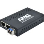 Schwarzer Netzwerkadapter von AMG mit zwei Ethernet-Anschlüssen und einem Glasfaseranschluss.