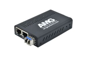 Schwarzer Netzwerkadapter von AMG mit zwei Ethernet-Anschlüssen und einem Glasfaseranschluss.