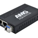 Ein schwarzer Netzwerkadapter der Marke "AMG Systems" mit zwei Ethernet-Anschlüssen und einem Glasfaseranschluss.