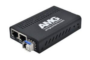 Ein schwarzer Netzwerkadapter der Marke "AMG Systems" mit zwei Ethernet-Anschlüssen und einem Glasfaseranschluss.