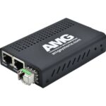 Ein schwarzes Netzwerkgerät von AMG Systems mit zwei Ethernet-Ports und einem optischen Anschluss auf der Vorderseite.