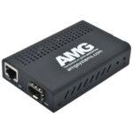 Kompakter schwarzer Netzwerkadapter mit der Aufschrift "AMG" und Ports für TP/Link und SPD.