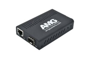 Kompakter schwarzer Netzwerkadapter mit der Aufschrift "AMG" und Ports für TP/Link und SPD.