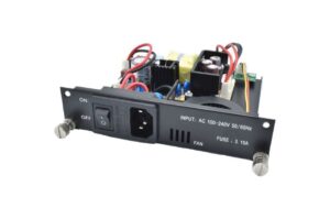 Netzteilmodul mit Schalter, Sicherung und Lüfter; Beschriftung: "INPUT: AC 100-240V 50/60Hz, FUSE: 3.15A".