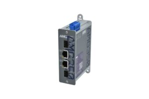 Ein Industrie-Ethernet-Switch mit dem Aufdruck AMG350, zwei Ethernet-Anschlüssen, zwei SFP-Anschlüssen und einer blauen Anschlussklemme oben.