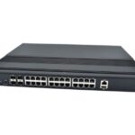 Ein schwarzer Netzwerk-Switch mit mehreren Ethernet-Anschlüssen an der Vorderseite.