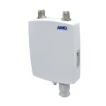 Ein weißes elektronisches Gerät mit zwei Anschlüssen oben und einem Anschluss unten, mit der Aufschrift "AMG" auf der Vorderseite.